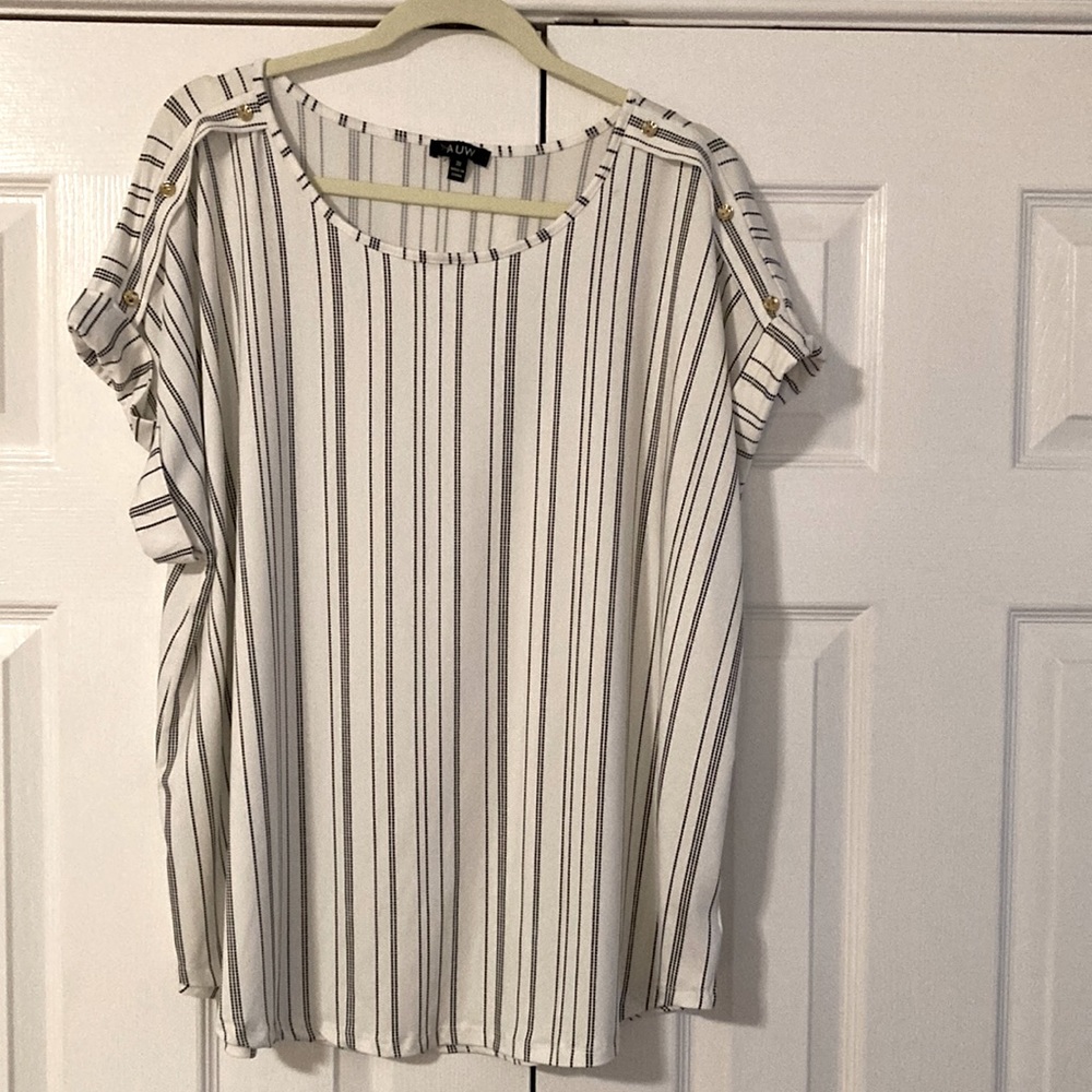 Women’s AUW size 3X  with three gold buttons on each shoulder